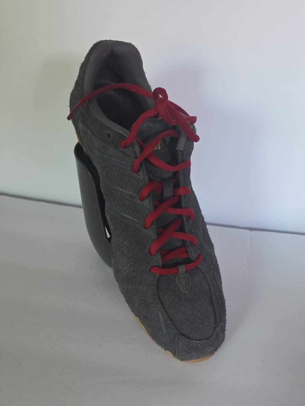 Tenis Adidas Ghost Sprint Gris/Rojo – Estilo Retro y Ante Premium.